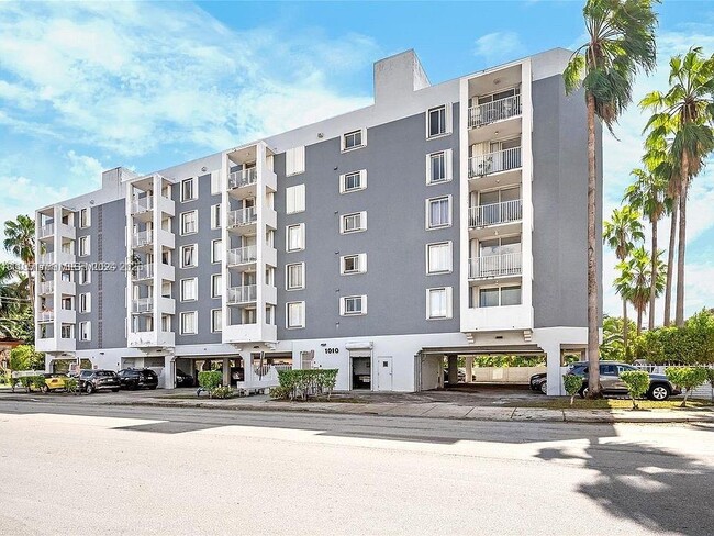 Building Photo - 1010 NW 11th St Unit 206