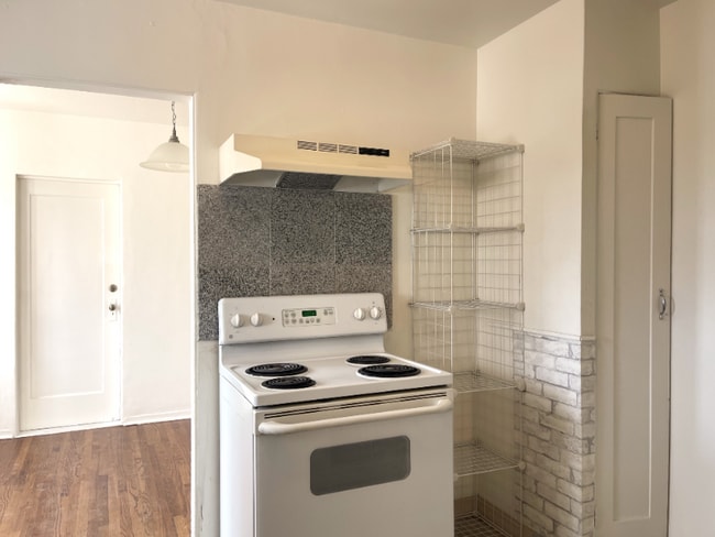 Photo - 612 W Plumb Ln