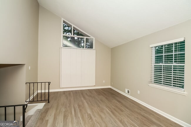 Photo - 6745 Buckhurst Trail