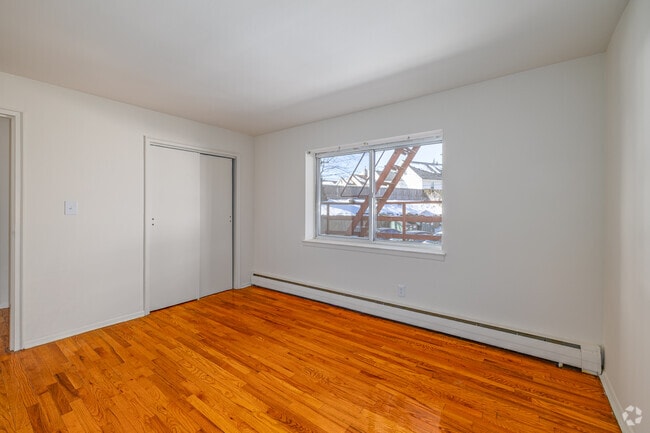 1BR, 1BA - 610SF - Bedroom - Oak Terrace