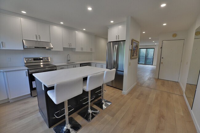 Building Photo - 2338 Rue Saint-Jacques