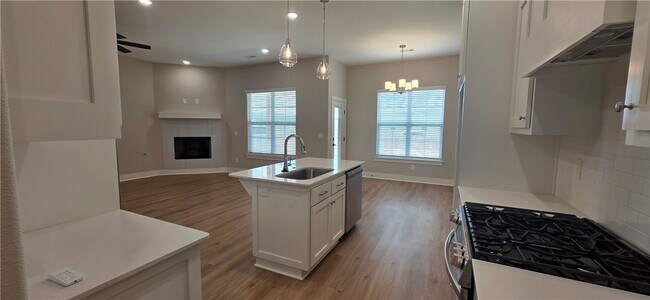 Photo - 881 Pinnacle St