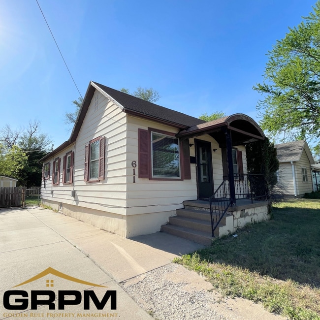 Building Photo - 2 Bedroom Home With Fenced in Yard