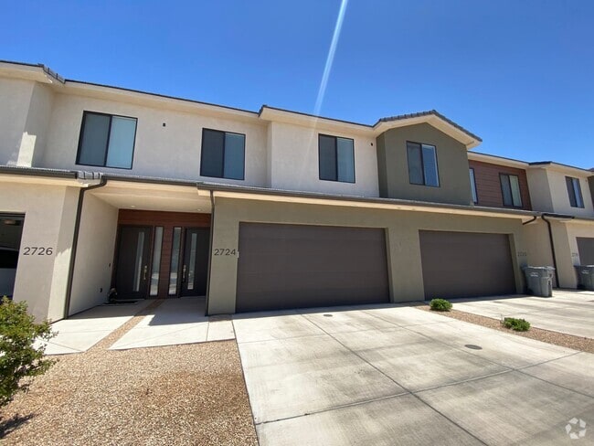Building Photo - SPACIOUS TOWNHOME AVAILABLE FOR RENT
