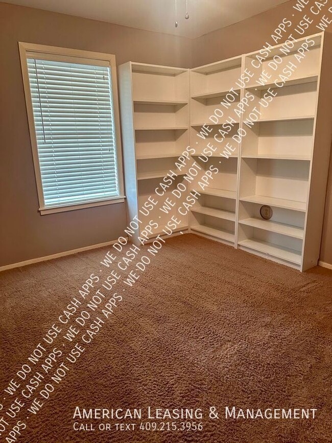 Photo - 704 Willow Oak St