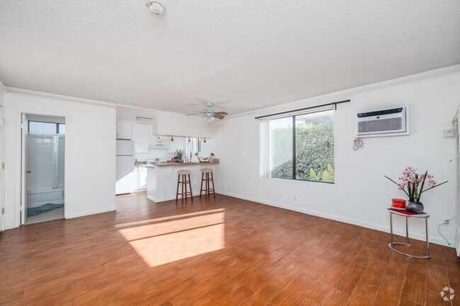 1 habitación, 1 baño - 750 pies cuadrados - Sala de estar - 1943 Vista Del Mar Ave