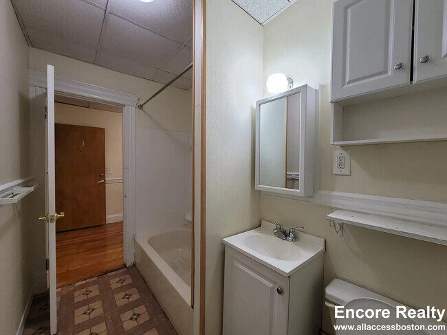 Photo - 364 Riverway Unidad 9