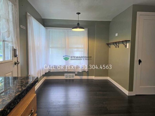 Photo - 2119 Maple Ave NE