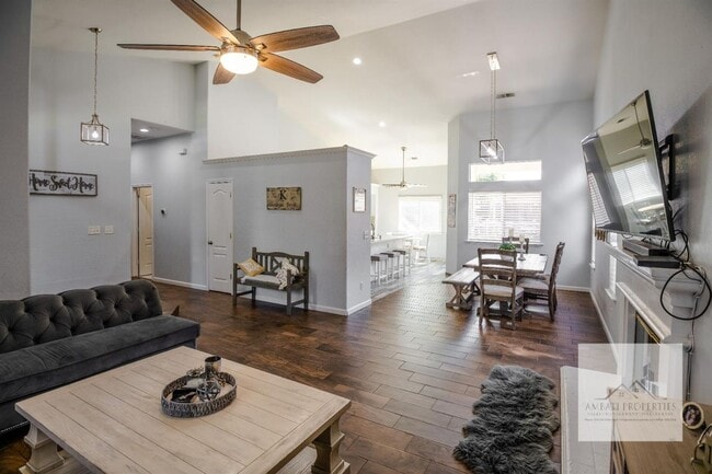 Photo - 933 N Burgan Ave