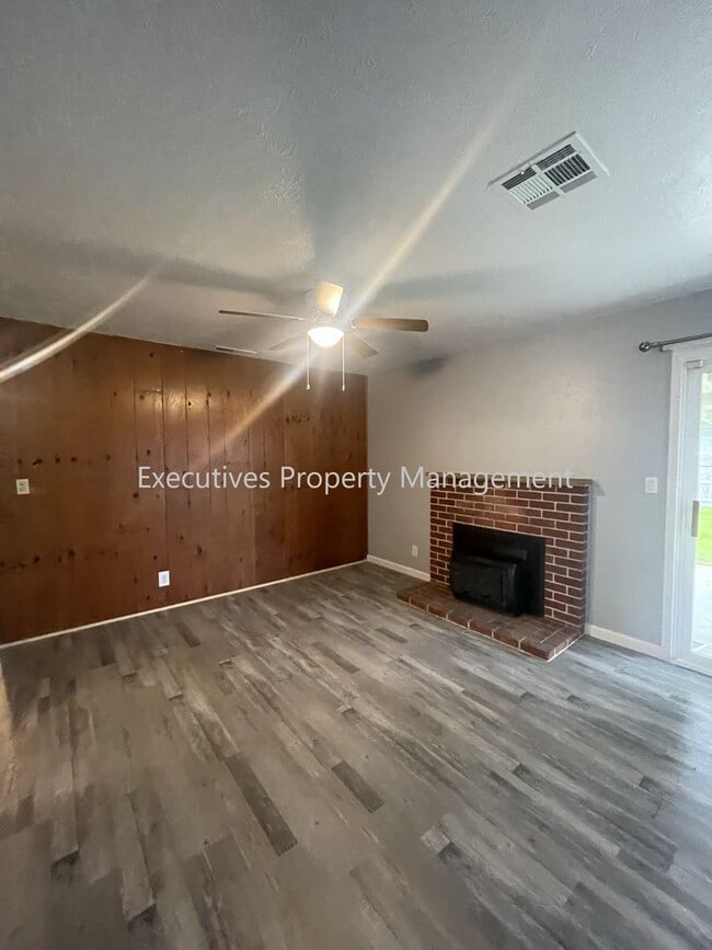 Photo - 1271 Spruce Ave