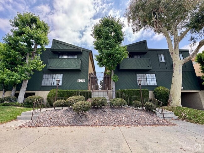 Building Photo - Light and Bright Townhouse-style condo in ...