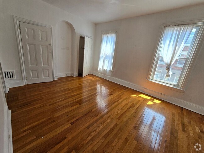 Building Photo - Bright 3 bed 1 bath! Rental