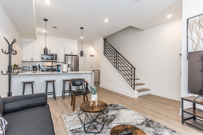 Photo - 2435 Master St