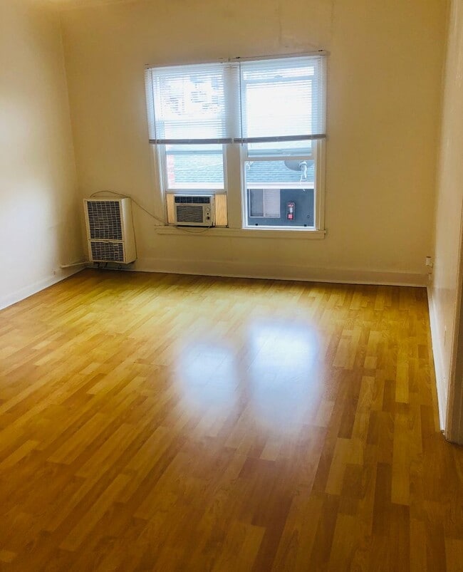 Building Photo - Studio includes all utilites, kitchen appl... Unit 305 Rental