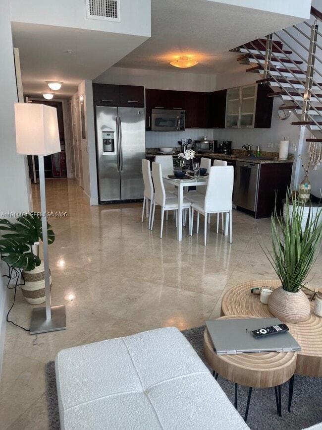 Building Photo - 41 SE 5th St Unit 1215