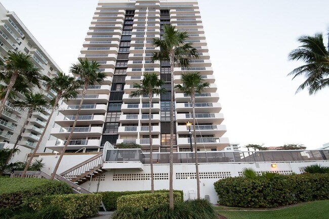 Building Photo - 5757 Collins Ave Unit 703