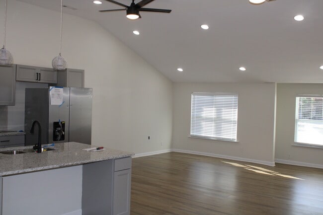 Photo - 122 Memorial Dr