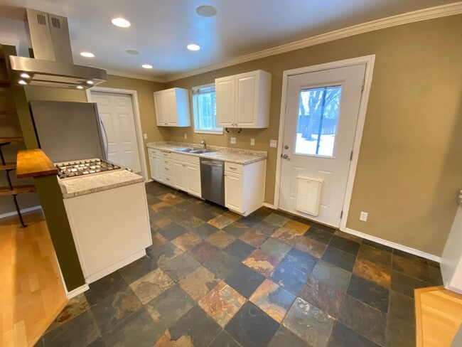 Photo - Beautiful 3 Bedroom Home with Custom Touches!