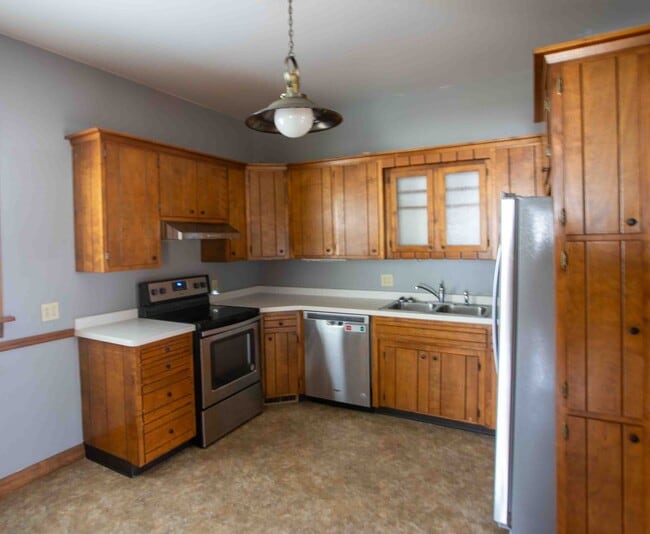 Building Photo - 3 bedroom 2.5 bathroom home with a fully fenced yard!