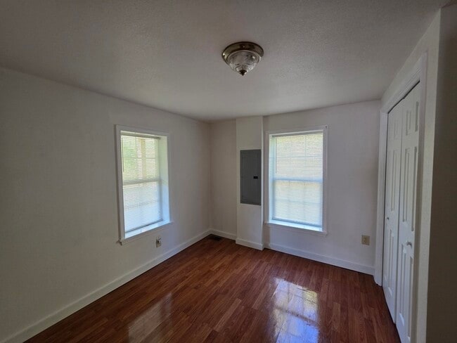 Photo - 1404 Cumberland Ave W