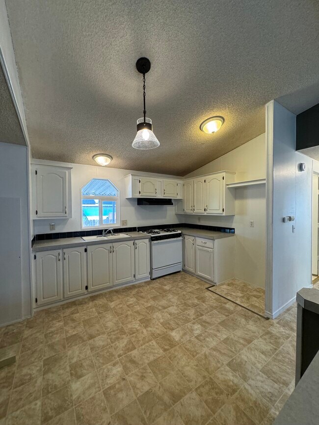 Kitchen - 385 Dorman Ave House