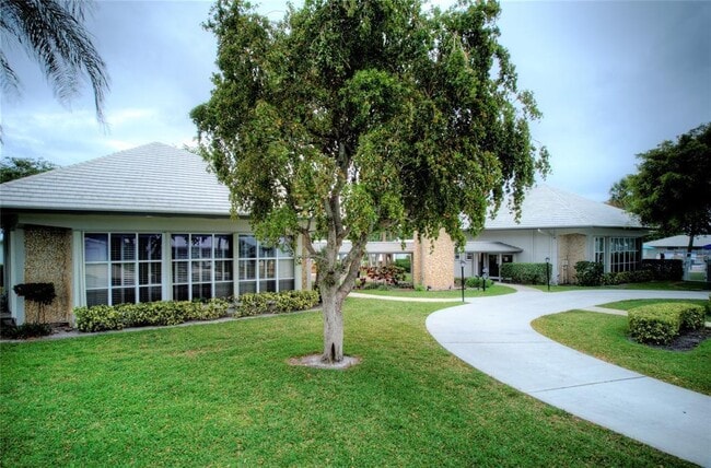 Building Photo - 1112 Lake Terrace Unit 208