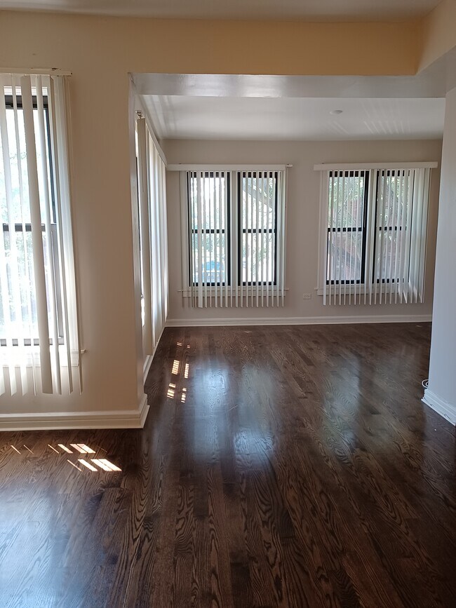 spacious living room/dining area - 5311 S Maryland Ave Unit Apt 2
