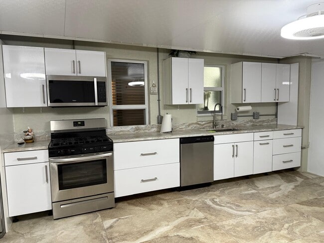 Building Photo - 1077 Fernlea Dr Unit B