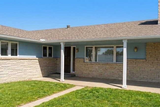 Building Photo - Lovely & Spacious 3 Bedroom, 2.5 Bath Home Ranch-Style Home with 2 car Attached Garage in SE Love...