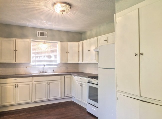 Photo - 2606 Pine Ave