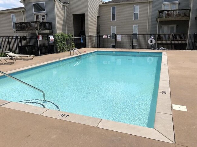 Photo - South Nashville Flat Overlooking Pool Unidad B-8