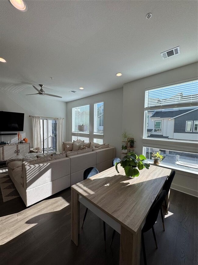 Photo - 2050 Lohmans Spur Rd Unidad 702