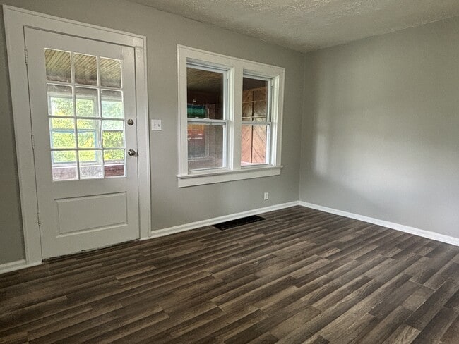 Building Photo - 1401 N Gladstone Ave Rental