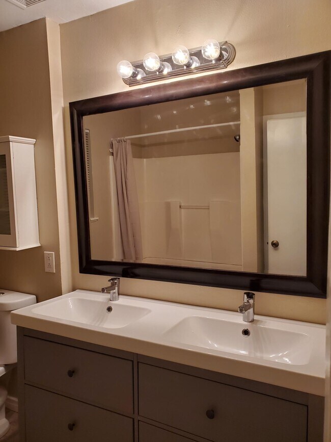 Photo - 5739 Schevers St