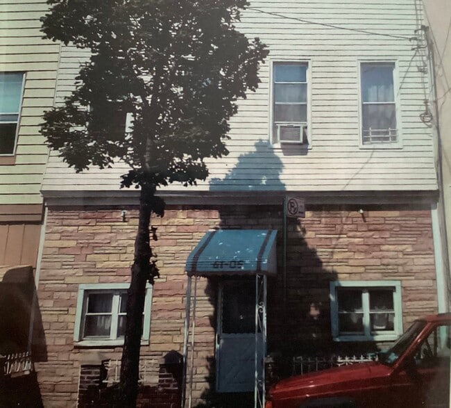 Building Photo - 61-05 55th St Unit 2L