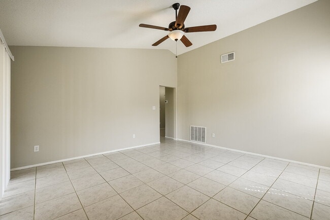 Photo - 1000 Dinero Dr