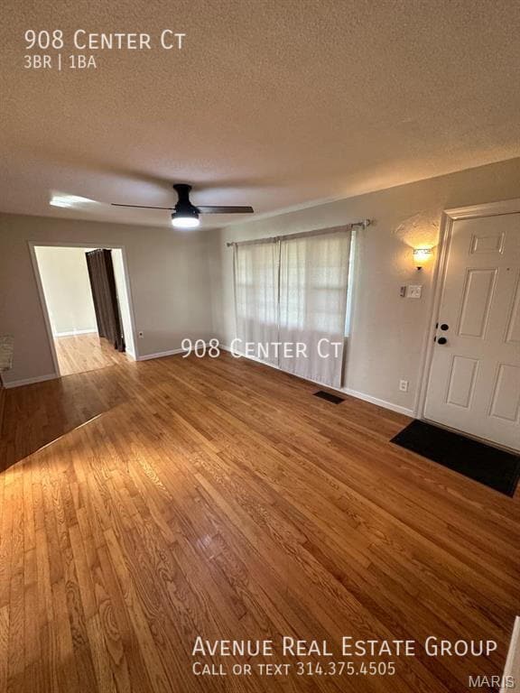 Photo - 908 Center Ct