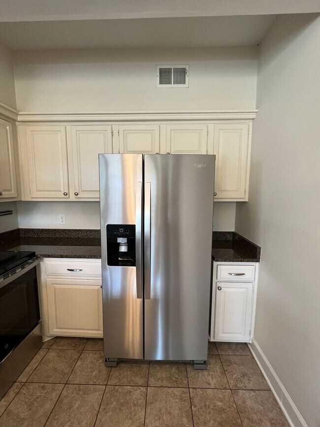 Photo - Convenient location in heart of Green Hills!