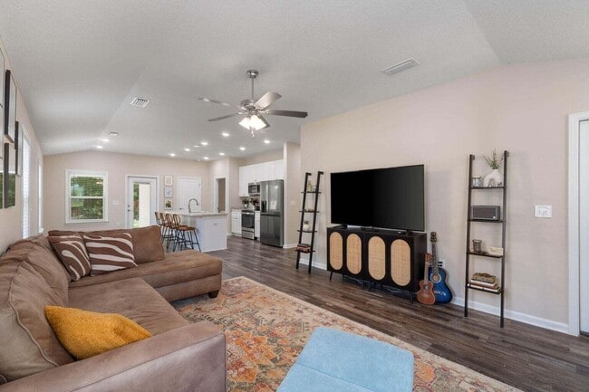 Photo - 952 Mapoles St