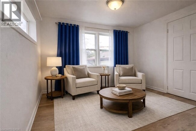 Photo - 498 Ottawa Street S