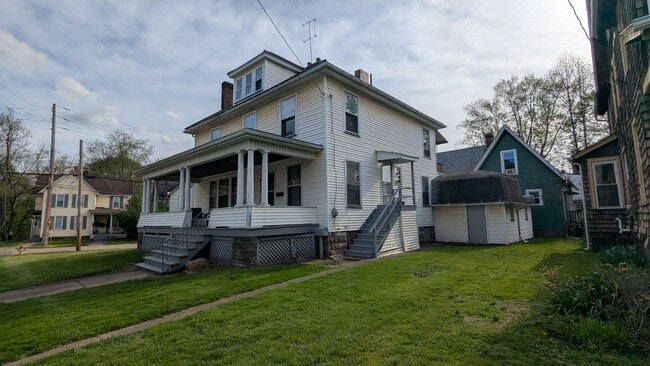 Building Photo - 61 6th St SE Unit 61 1/2