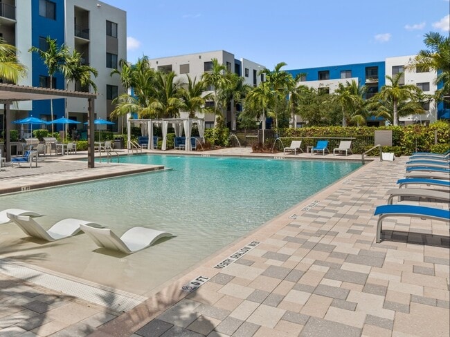 Beach Entry Pool - AMLI 8800 Apartments