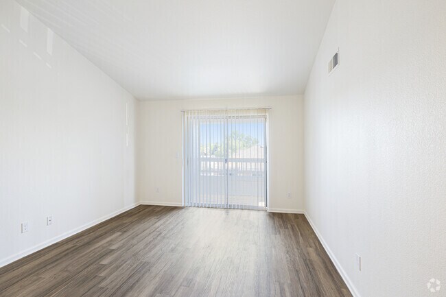 2BR, 2BA - 911SF - Living Room