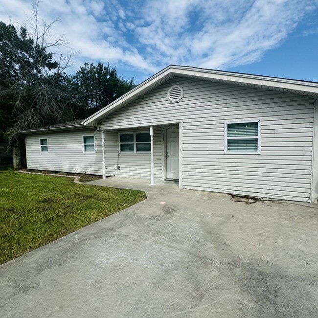 Building Photo - 2275 Beverly St Rental