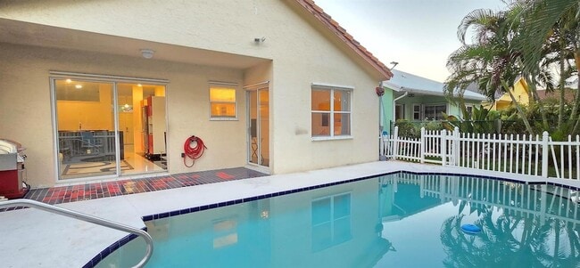 Photo - 661 Lake Wellington Dr