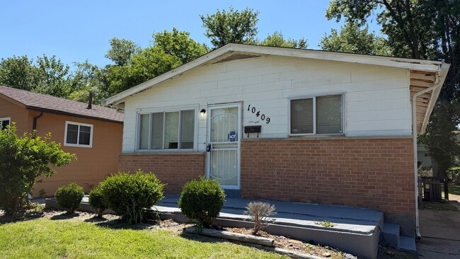 Building Photo - Lovely 3 Bedroom, 1 Bathroom Home