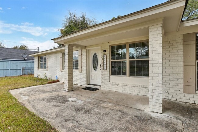 Photo - Furnished 4 Bedroom, 2 Bath Brick Home in Savannah