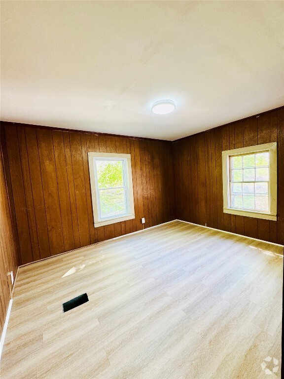 Building Photo - 18 Robinson St Rental