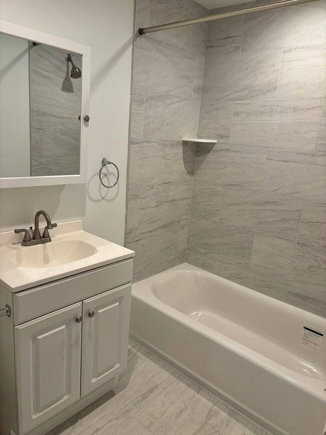 Renovated bathroom - 5481 Quentin St Unit 1