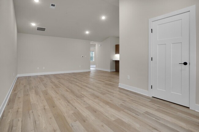 Photo - 119 Eiche Dr
